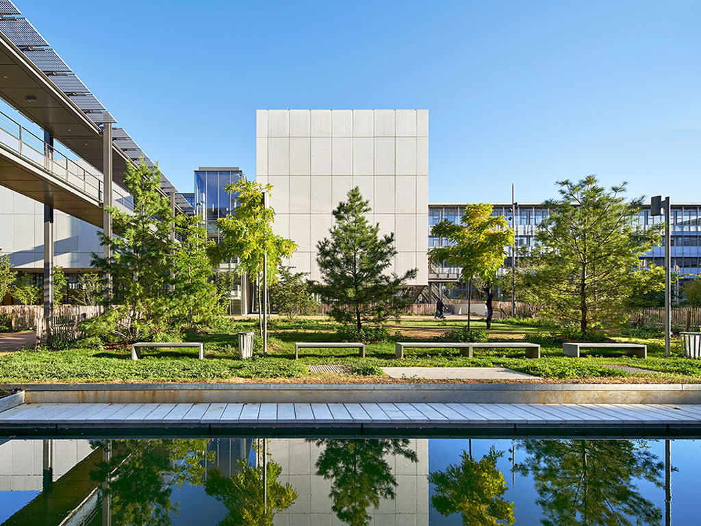 Photo du bassin dans le jardin de l'ENS Paris-Saclay.