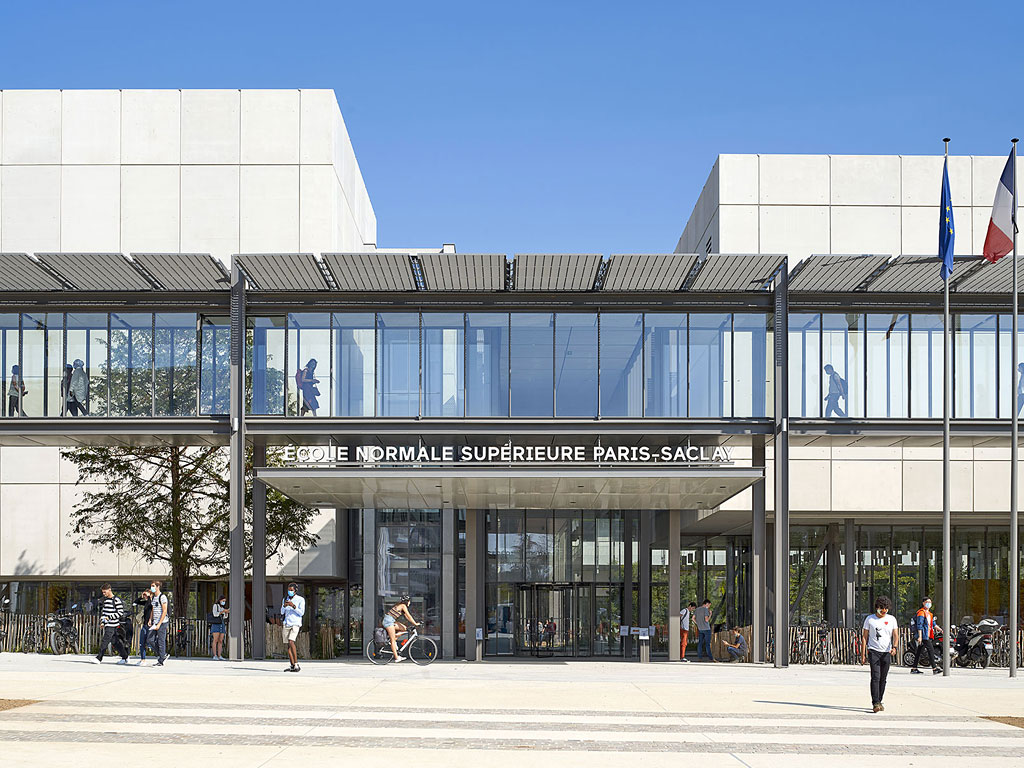 Photo de l'entrée principale de l'ENS Paris-Saclay. Crédits photo : Michel Denancé (RPWB)